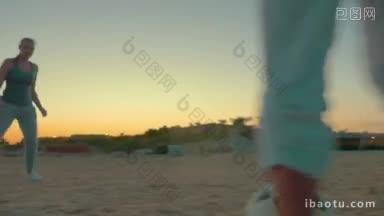 斯坦尼康拍摄的四个游客或家庭在海滩上踢足球在晚上的户外活动的度假村