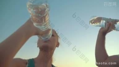斯坦尼康慢动作拍摄的两个人肩并肩站在海边喝<strong>塑料瓶</strong>水
