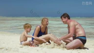 年轻的父母和儿子在沙滩上玩耍，他们把沙子倒在他们建造的<strong>城堡</strong>上