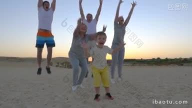 慢镜头里，一大家子人和父母、儿子和祖父母在海滩上跳来跳去，开心又兴奋