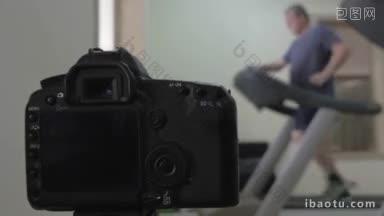 数码相机拍摄的照片或一个人在跑步<strong>机上</strong>慢跑在健身房的时间间隔与焦点的变化