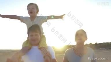 斯坦尼康拍摄的一个年轻的<strong>家庭</strong>走在海滩上，说话的小男孩是坐在父亲的肩膀