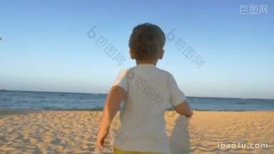 斯坦尼康慢<strong>动作</strong>拍摄的一个小男孩跑到大海，他是转身背对着相机