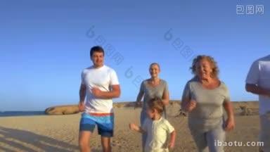 慢动作斯坦尼康拍摄的幸福友好的家庭在海边跑步在假期休闲<strong>时间</strong>与运动是