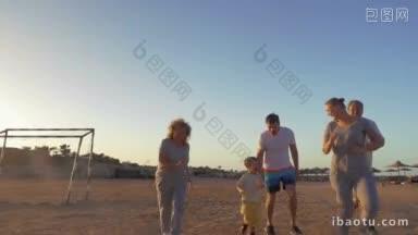 慢动作的斯坦尼康镜头，一大幸福的<strong>家庭</strong>结束了晚上在海滩上跑步，并互相击掌