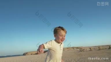 慢<strong>动作</strong>斯坦尼康拍摄的一个快乐的小男孩在海滩上<strong>跑步</strong>，遇到他亲爱的父亲谁采取