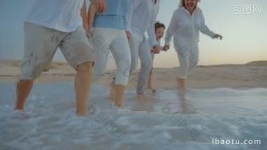 慢动作斯坦尼康低角度拍摄幸福的<strong>家庭</strong>和孩子玩得很开心，同时用脚在泼水