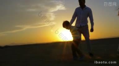 斯坦尼康拍摄的父母和儿子在日落时在海滩上<strong>跳舞</strong>
