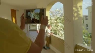 斯坦尼康拍摄的一个家庭在度假期间<strong>拍照</strong>，有妇女的<strong>手</strong>拿着平板电脑和<strong>拍照</strong>