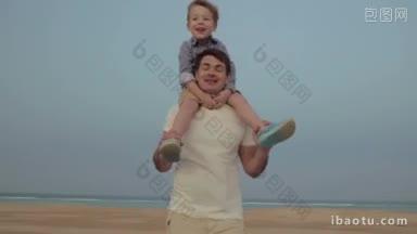 斯坦尼康拍摄的一个小<strong>孩子</strong>喜欢骑在<strong>父亲</strong>的肩膀上，他们有乐趣，而走在海滩上