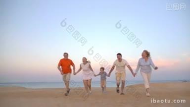 慢动作斯坦尼康拍摄的一个五口之家手牵着手，在海滩上跑步快乐的假期与乐趣