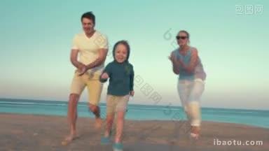 斯坦尼康拍摄的母亲和父亲跑步比赛与儿子在海滩上<strong>男孩</strong>跑到破碎的浮标