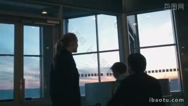 年轻的父母和小儿子在机场窗口的慢镜头，父亲把孩子放在肩上