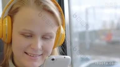 年轻微笑的女子旅行火车音乐她用手机和享受喜爱的歌曲在无线耳机