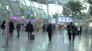 离焦镜头的人和乘客走在明亮的大现代机场大厅
