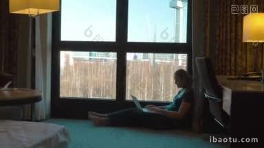 斯坦尼康拍摄的年轻女子使用笔记本电脑在酒店她坐在<strong>地板</strong>上的窗户在舒适的房间