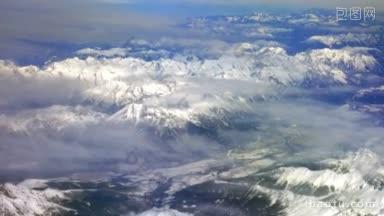 从飞行的飞机俯瞰美丽的山峰，雪山和薄<strong>云</strong>