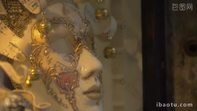 特写镜头的白色威尼斯狂欢节面具装饰着金色的花式图案小铃铛和乐谱