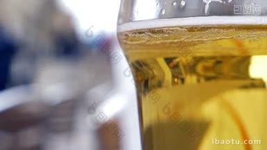 特写镜头的玻璃与淡啤酒清爽的<strong>酒精饮料</strong>