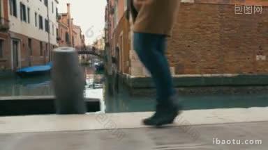 女子在威尼斯的大街上匆忙地走着，女子的脚走得很快，然后<strong>开始</strong>跑