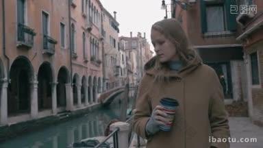 慢动作斯坦尼康拍摄的一个年轻女子在外套徘徊在<strong>威尼斯</strong>的街道上，她在喝咖啡