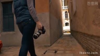 斯坦尼康拍摄的一个女摄影师走在老房子和环顾四周寻找好的地方和
