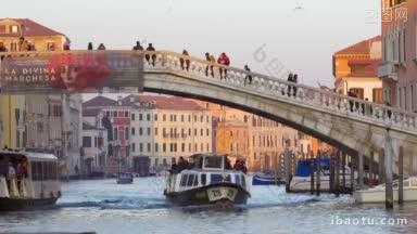 <strong>水上</strong>电车和<strong>摩托艇</strong>沿着scalzi桥下的大运河航行，人们在上面行走