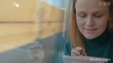 年轻的女乘客在火车上用钢笔在智能手机上输入短信后，她很享受