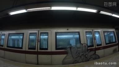 广角拍摄的两列地铁离开车站，相反的方向，列车装饰涂鸦