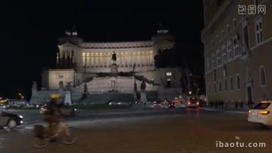 夜晚的城市交通在罗马的祖国圣坛，夜晚的女人用平板电脑拍摄意大利的地标