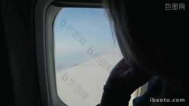 慢动作和特写镜头的一个女人在飞<strong>机上</strong>看照亮飞机通过云层飞行