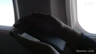一个女人在飞机上打开手机壳，输入短信的慢镜头