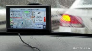 汽车站在交通堵塞或红绿灯的时间间隔和特写镜头GPS设备显示路线