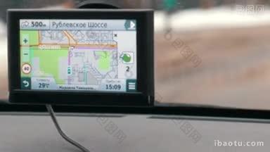 <strong>近</strong>距离拍摄的GPS导航设备显示下一个转向轻松的驾驶在城市