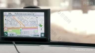 GPS装置的特写镜头显示汽车在rublevskoye shosse导航系统上移动，使在城市中驾驶变得容易