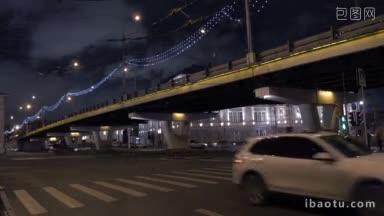城市里的人们在晚上绿灯时过马路