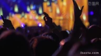 在音乐会上，人们举起手来欣赏<strong>表演</strong>