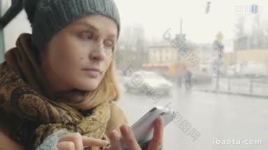 年轻女子面带微笑，一边用<strong>手机输入</strong>短信或聊天信息，一边在旅行途中看着窗外