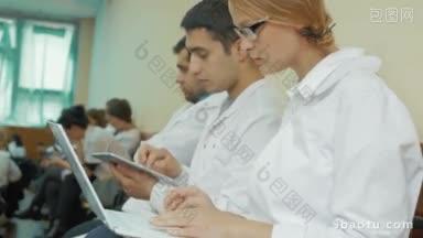 参加青年医生会议的与会者正在用平板电脑和<strong>笔记本</strong>电脑听取报告