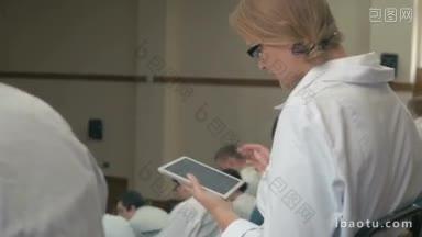 女医学生或女医生在讲堂或会议时在数位平板上打字