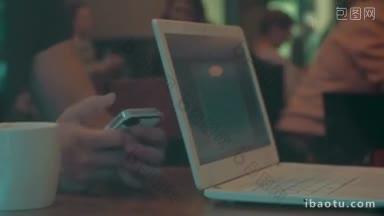 年轻人用笔记本电脑和智能手机工作，在咖啡馆<strong>喝茶</strong>，没有时间说话