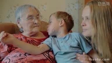 一个男孩用垫子亲吻祖母和母亲，然后孩子和母亲互<strong>相亲</strong>吻