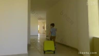 斯坦尼康拍摄的一个小男孩与滚袋沿着酒店走廊跑，并匆忙到达