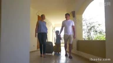 斯坦尼康拍摄的一个年轻的父母和儿子走着旅行袋沿着酒店走廊的家庭到达度假