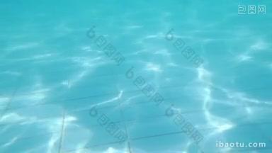 慢动作的清澈蓝色的<strong>水</strong>在游泳池里，它在阳光下闪闪发光，创造了闪闪发光的波浪