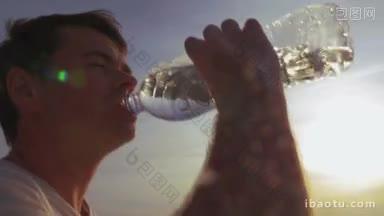 斯坦尼康镜头的一个年<strong>轻</strong>人<strong>清新</strong>的水从瓶外他喝的背景
