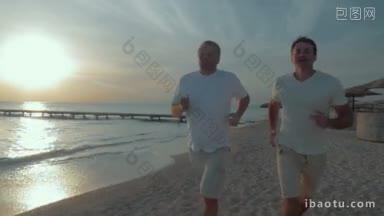 慢动作和斯坦尼康拍摄的老年人和年轻人沿着海岸线在<strong>日落</strong>晚上慢跑