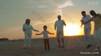 斯坦尼康拍摄的父母，小孩和祖父母在海滩上度过的夜晚
