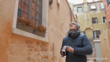 斯坦尼康拍摄的年轻人与老式手持相机捕捉视频建筑的老城