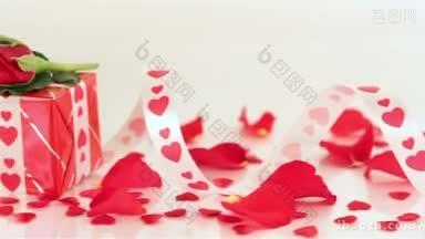 红玫瑰和巧克力<strong>糖果</strong>配蜡烛，情人节的爱和浪漫的概念